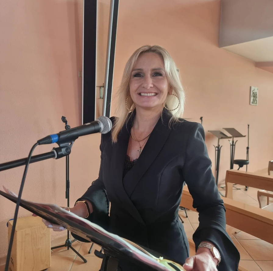 Brigitte, chanteuse de Melody Vibe, souriante au micro lors d'une cérémonie